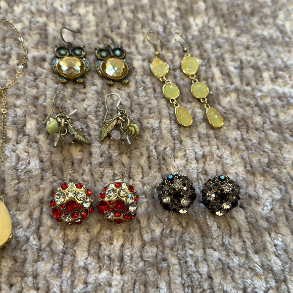 Gold Jewelry Bundle (Necklace, Earrings, Hair Comb) - Picture 4 of 6